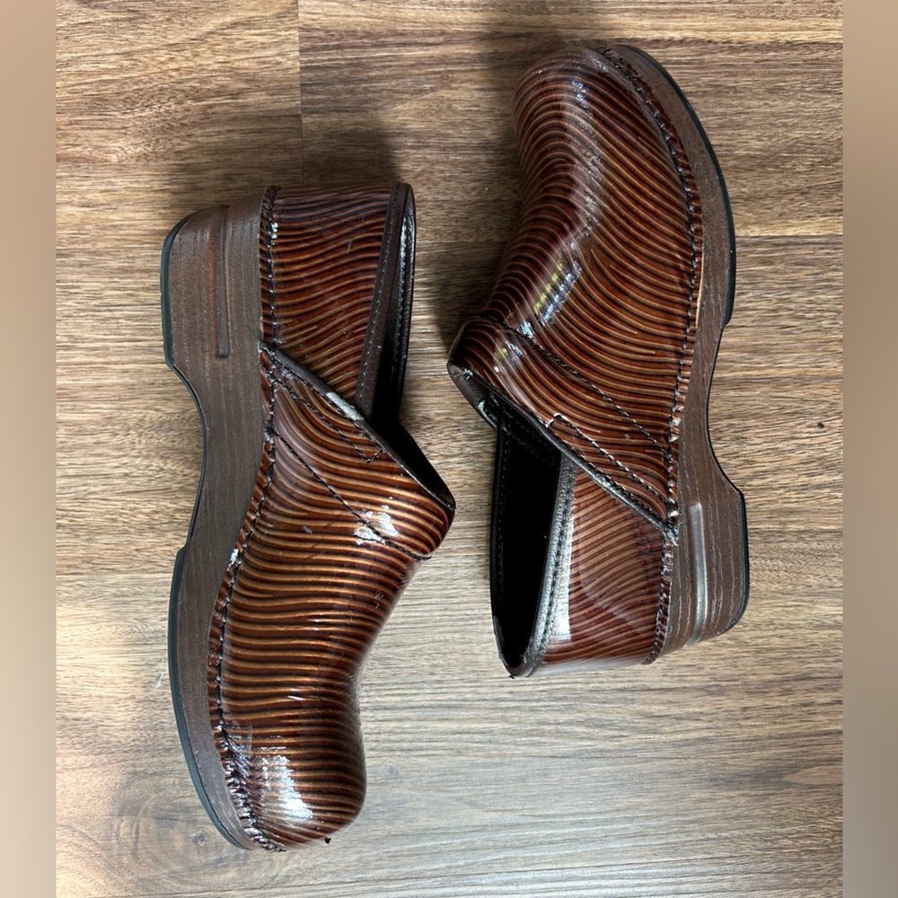 DANSKO XP Brown Patent Leather Nurse Clogs Slip Resistant Work Shoes Sz 39 / 8.5 - Picture 3 of 12